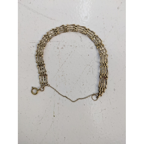 277 - A 9ct gold gate link bracelet with a gold plated clasp, 4.8g
Location: RING 2
If there is no conditi... 