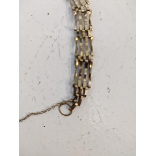 277 - A 9ct gold gate link bracelet with a gold plated clasp, 4.8g
Location: RING 2
If there is no conditi... 