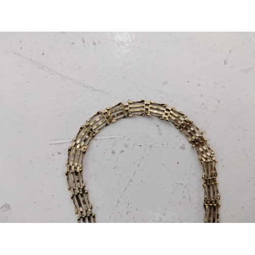 277 - A 9ct gold gate link bracelet with a gold plated clasp, 4.8g
Location: RING 2
If there is no conditi... 