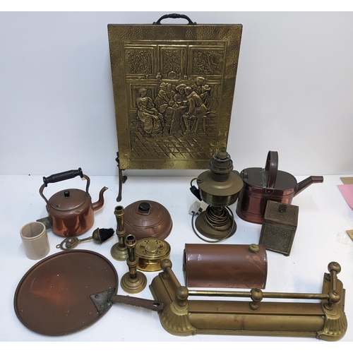 414 - A group of fireside items to include a brass plated fire screen, two copper kettles, a copper footwa... 