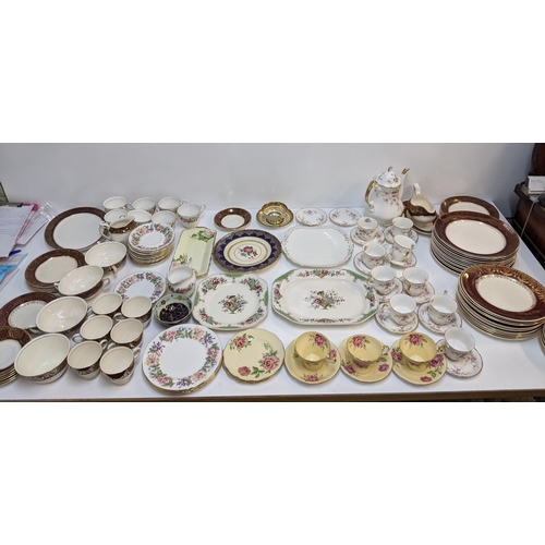 428 - A mixed lot of tea and dinnerware to include a Paragon 'Country Lane' pattern part tea service, a Pa... 