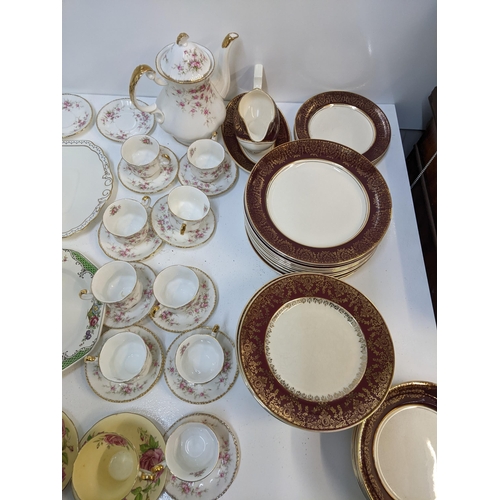 428 - A mixed lot of tea and dinnerware to include a Paragon 'Country Lane' pattern part tea service, a Pa... 