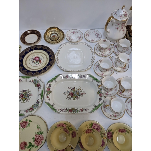 428 - A mixed lot of tea and dinnerware to include a Paragon 'Country Lane' pattern part tea service, a Pa... 