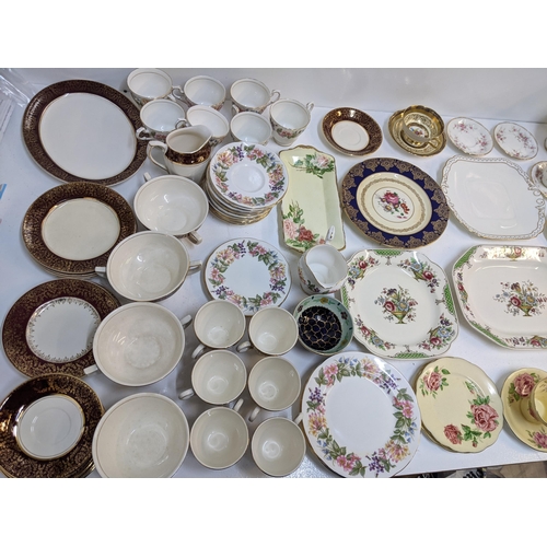 428 - A mixed lot of tea and dinnerware to include a Paragon 'Country Lane' pattern part tea service, a Pa... 