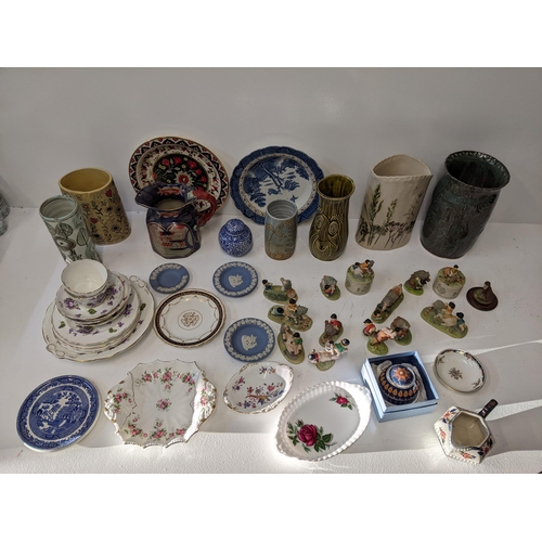 430 - A mixed lot of ceramics to include a Wedgwood Willow pattern vase stand, two Wedgwood jasperware dis... 