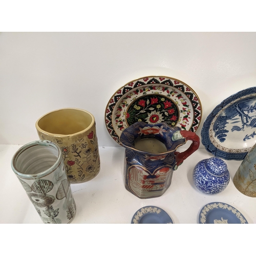 430 - A mixed lot of ceramics to include a Wedgwood Willow pattern vase stand, two Wedgwood jasperware dis... 