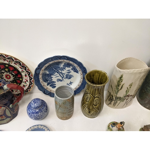 430 - A mixed lot of ceramics to include a Wedgwood Willow pattern vase stand, two Wedgwood jasperware dis... 