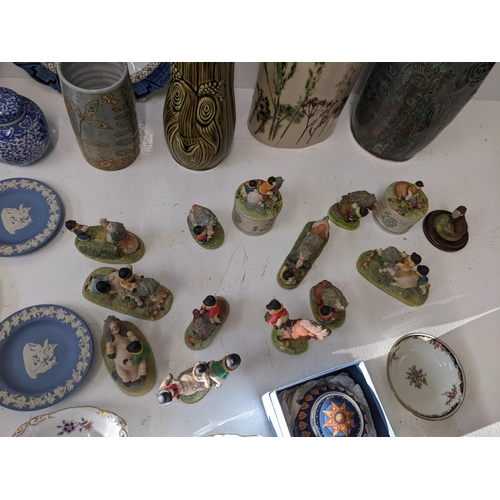 430 - A mixed lot of ceramics to include a Wedgwood Willow pattern vase stand, two Wedgwood jasperware dis... 