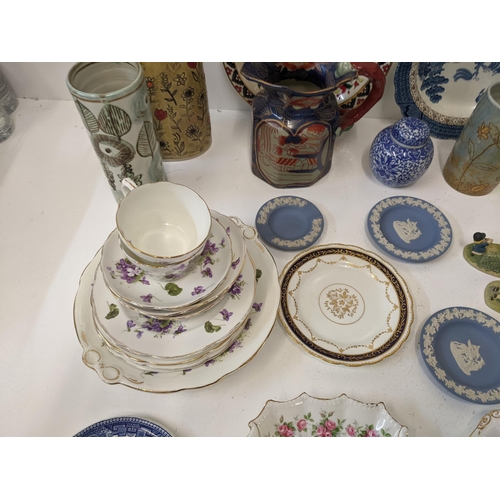 430 - A mixed lot of ceramics to include a Wedgwood Willow pattern vase stand, two Wedgwood jasperware dis... 