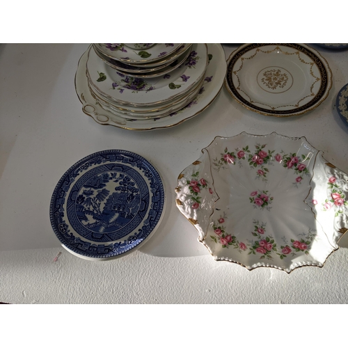 430 - A mixed lot of ceramics to include a Wedgwood Willow pattern vase stand, two Wedgwood jasperware dis... 