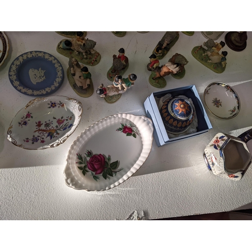 430 - A mixed lot of ceramics to include a Wedgwood Willow pattern vase stand, two Wedgwood jasperware dis... 