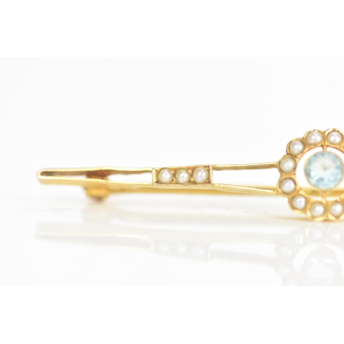 22 - An Edwardian aquamarine and seed pearl 9ct yellow gold bar brooch, the central aquamarine 3.5mm, sur... 