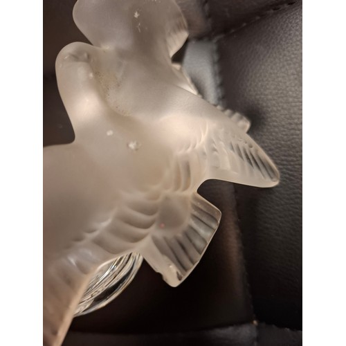 21 - Nina Ricci- A L'Air Du temps display perfume bottle factice approx 20cm high featuring a Lalique sto... 