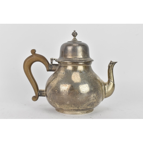 256 - A George V silver teapot, by Goldsmiths & Silversmiths Co Ltd, hallmarked London 1934, of baluster f... 