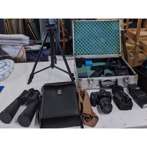 258 - A collection of photographic equipment to include a tripod, a Minolta 500 SI camera, Barska 10x25 wa... 