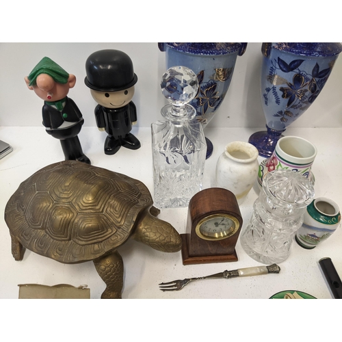 460 - A mixed lot of collectables to include a brass figure of a tortoise, a silver plated set of napkin r... 