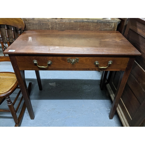 476 - A George III mahogany single drawer side table with later lock and swan neck handles on square taper... 