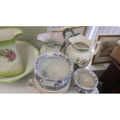 256 - A mixed lot of ceramics and collectables to include Masons Ironstone china, chamber pots commemorati... 