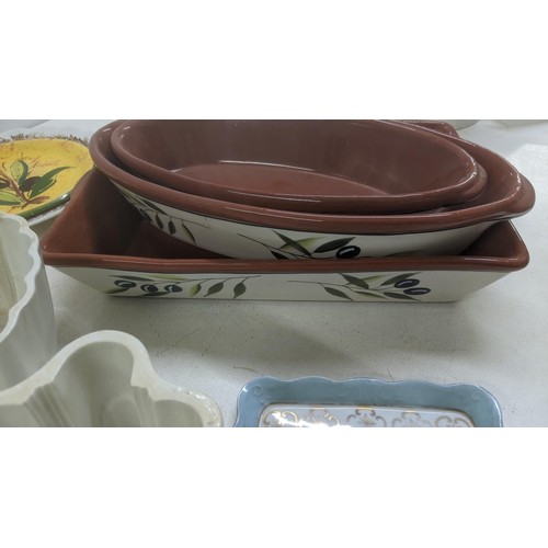 256 - A mixed lot of ceramics and collectables to include Masons Ironstone china, chamber pots commemorati... 