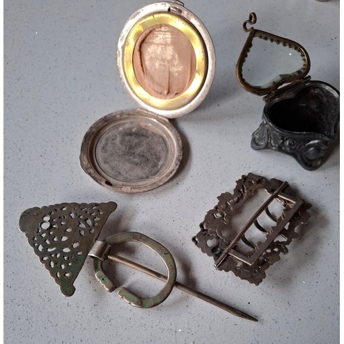 41 - A small collection of silver and white metal collectables to include a white metal compact, a North ... 