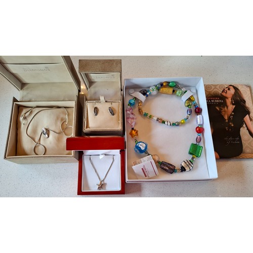 44 - A quantity of modern costume jewellery to include semi-precious stone stud earrings, a Venetian glas... 