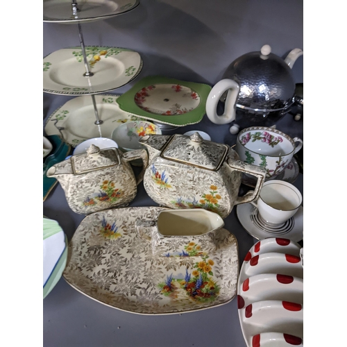 49 - A mixed lot of ceramics to include a Burleigh ware Evergreen ware cake stand, an Aynsley famile rose... 