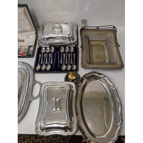 53 - A mixed lot of silver plate to include a boxed teaspoon, sugar tong set, a condiments set with liner... 