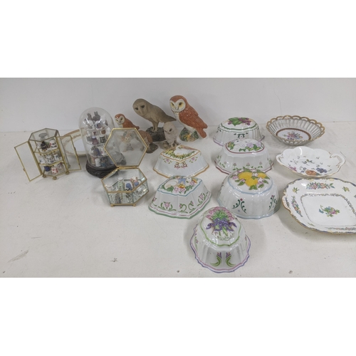 7 - A mixed lot to include a collection of thimbles, Wedgwood Jasperware and others housed in display ca... 