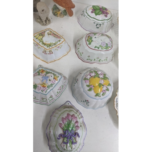 7 - A mixed lot to include a collection of thimbles, Wedgwood Jasperware and others housed in display ca... 