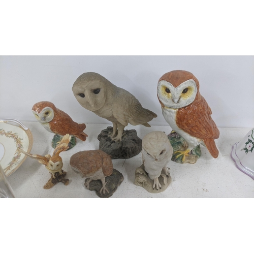 7 - A mixed lot to include a collection of thimbles, Wedgwood Jasperware and others housed in display ca... 