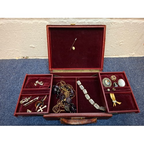 60 - A vintage 'London Made' burgundy leather jewellery box and contents to include 2 silver rings, an It... 