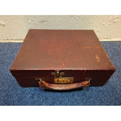 60 - A vintage 'London Made' burgundy leather jewellery box and contents to include 2 silver rings, an It... 