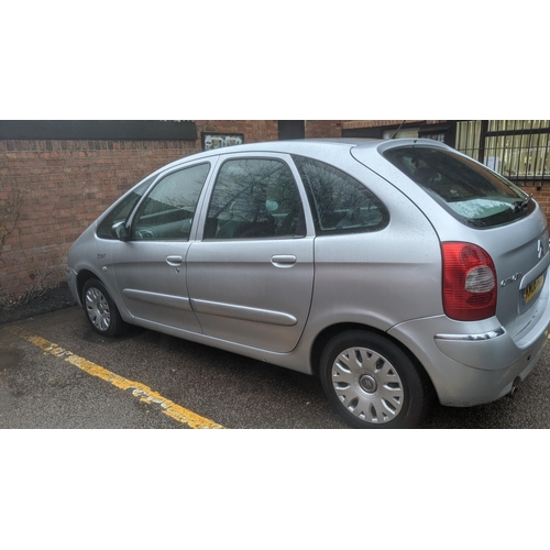 30A - A Citroen Xsara Picasso, automatic, MOT until 18/09/25, Log book present, mileage when catalogued 92... 