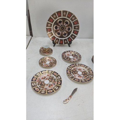 569 - Mixed ceramics to include Royal Crown Derby old Imari dinner plate/cabinet plate, traditional Imari ... 