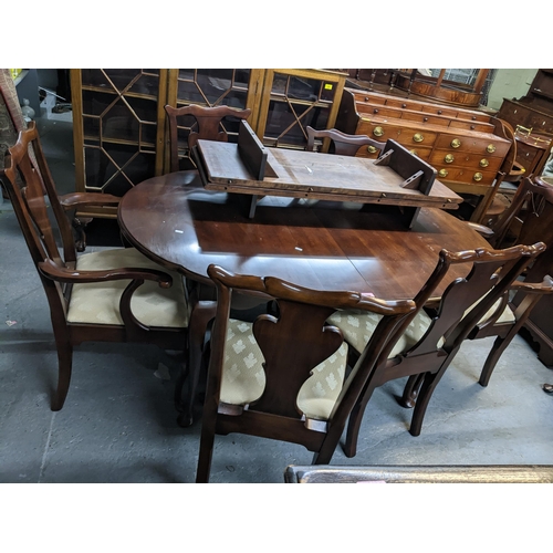 556 - A late 20th century Old Towne mahogany extending dining table with two extending leaves on cabriole ... 