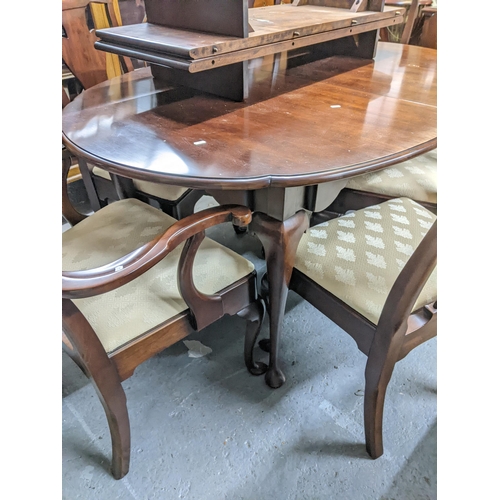 556 - A late 20th century Old Towne mahogany extending dining table with two extending leaves on cabriole ... 