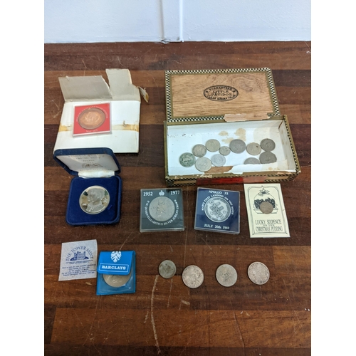 298 - A collection of coins to include a boxed 1981 Hampton Court Palace commemorative coin, two 1915 flor... 