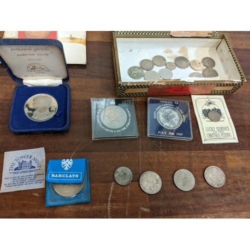 298 - A collection of coins to include a boxed 1981 Hampton Court Palace commemorative coin, two 1915 flor... 