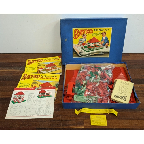 20 - An original plastic Bayko building set (number 2) with building instructions and original leaflets, ... 