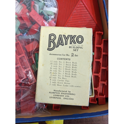 20 - An original plastic Bayko building set (number 2) with building instructions and original leaflets, ... 