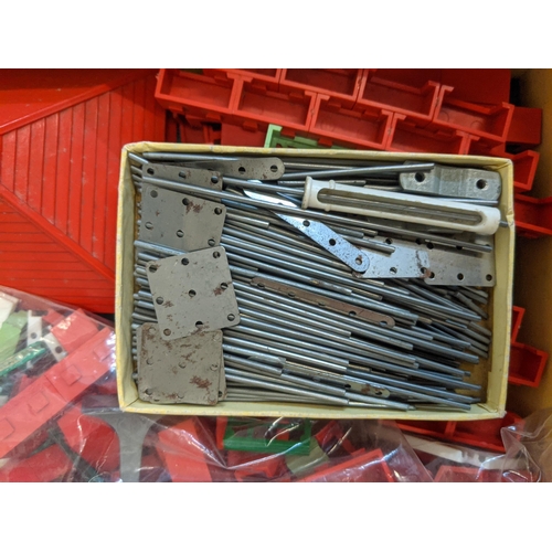 20 - An original plastic Bayko building set (number 2) with building instructions and original leaflets, ... 