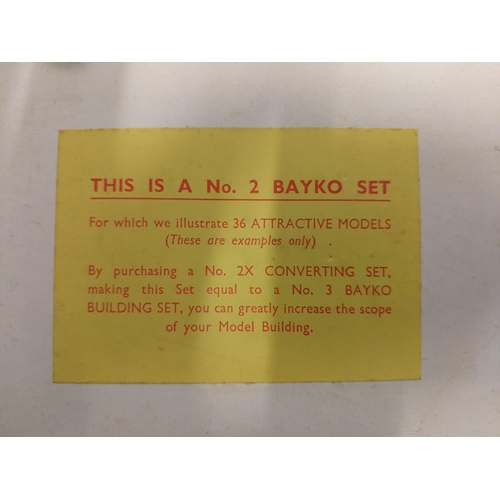 20 - An original plastic Bayko building set (number 2) with building instructions and original leaflets, ... 