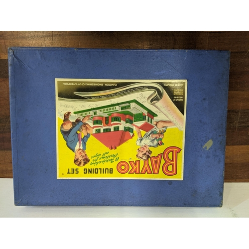 20 - An original plastic Bayko building set (number 2) with building instructions and original leaflets, ... 