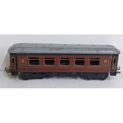 36 - A Bassett – Lowke brake van, along with a Bassett – Lowke passenger carriage and a selection of loos... 