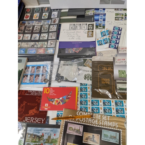 18 - A mixed lot of collectables to include mostly stamps to include First Day covers and others, a small... 