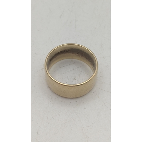 64 - A 9ct yellow gold wedding band size 