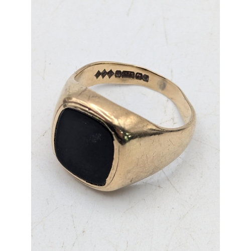 74 - A 9ct yellow gold and black onyx gents signet ring size T 1/2 9.4g Location: R2
If there is no condi... 
