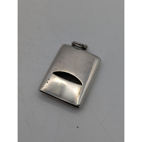 117 - A silver Capstan inkwell and whistle, hallmarked London 1911
Location: BRR
If there is no condition ... 