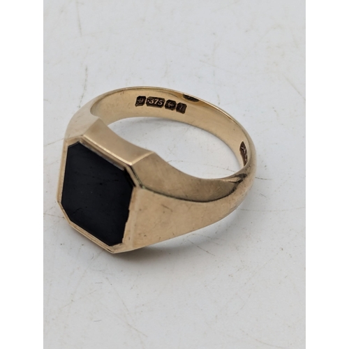77 - A 9ct yellow gold and black onyx gent's signet ring 8.8g size R Location: R2
If there is no conditio... 