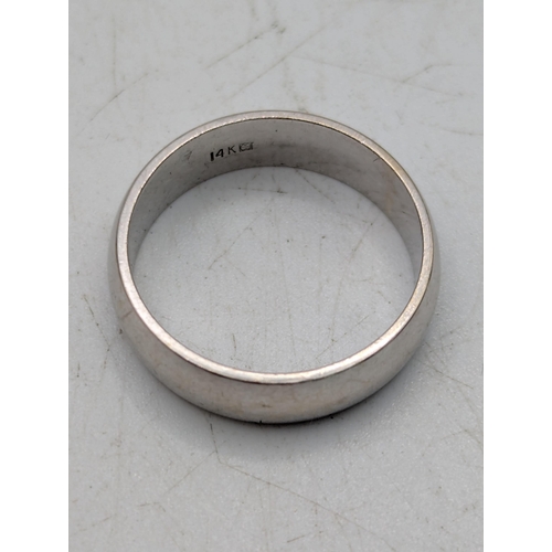 80 - A 14ct white gold gent's wedding ring size R 1/2, 6.3g Location: R2
If there is no condition report ... 